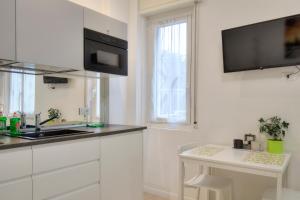 A kitchen or kitchenette at I Host apartment - Cossa 19