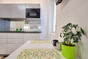 A kitchen or kitchenette at I Host apartment - Cossa 19