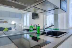 A television and/or entertainment centre at I Host apartment - Cossa 19