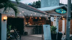 um restaurante com uma placa em frente em Casitas Stay and Surf em Baler