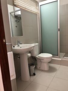 bagno con servizi igienici e lavandino di Inhambane Hotel Escola a Inhambane