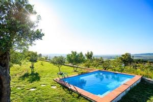 The swimming pool at or close to Cortijo las Cabrerizas