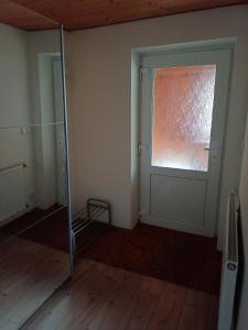pusty pokój z drzwiami i oknem w obiekcie apartmán Sázava w mieście Sázava