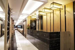 um corredor de um lobby do hotel com um corredor longo em D Loft Hotel em Kuala Lumpur