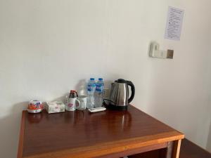 einen Tisch mit Kaffeemaschine und Kaffeekanne darauf in der Unterkunft Nongkhaiw river view in Nongkhiaw
