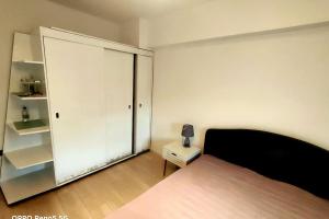 1 dormitorio con 1 cama y puerta corredera grande en Ultracentral Ploiesti Apartment-Free Private Parking, en Ploieşti