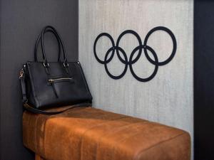 um saco sentado em cima de um pufe em frente ao olímpico em Mercure Antwerp City South em Antuérpia