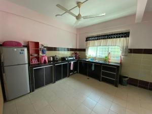 Кухня або міні-кухня у [Fully A/C] Spacious And Comfy Casa San Uno