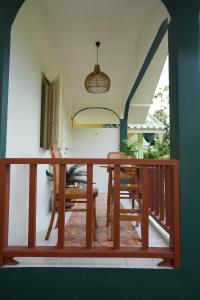 einen Balkon mit einem Holztisch und Stühlen in der Unterkunft Tara Resort in Nathon
