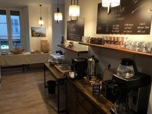 Zestaw do parzenia kawy i herbaty w obiekcie Hôtel du Nord