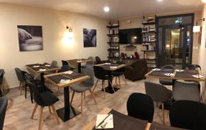 restauracja ze stołami i krzesłami w pokoju w obiekcie Hôtel du Nord w mieście Corte +18 zdjęć