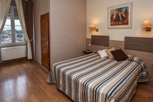 Łóżko lub łóżka w pokoju w obiekcie Hôtel du Nord