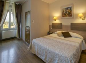 Łóżko lub łóżka w pokoju w obiekcie Hôtel du Nord