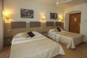 Łóżko lub łóżka w pokoju w obiekcie Hôtel du Nord