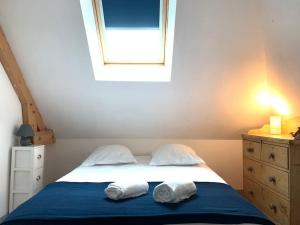 - une chambre avec un lit et 2 serviettes dans l'établissement Maisonnette au calme, 15 kms Honfleur/Deauville, à Les Authieux-sur-Calonne
