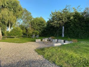 Vonkajšia záhrada v ubytovaní Maisonnette au calme, 15 kms Honfleur/Deauville