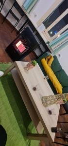 TV o dispositivi per l'intrattenimento presso Bee Hostel Paphos