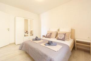um quarto branco com uma cama grande e toalhas em Reful Top modern facility with large terrace or balcony em Metajna