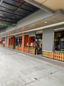 un negozio di fronte a un edificio con porte arancioni di Parkland Avenue Serpong BSD by Owner a Babakan