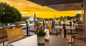 Ein Restaurant oder anderes Speiselokal in der Unterkunft Victor's Residenz-Hotel Teistungenburg 