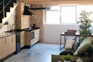 A kitchen or kitchenette at Apartamentos BocairentHomes, en pleno centro de Bocairent, con pequeña piscina y parking privado