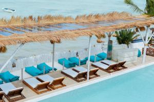Bazén v ubytování Coral Rocks Hotel & Restaurant nebo v jeho okolí