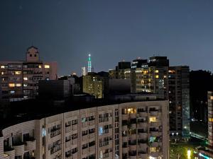 un perfil urbano por la noche con edificios altos en Dahu Park Hotel en Taipéi