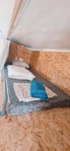 Letto o letti in una camera di Bee Hostel Paphos