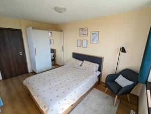 Postel nebo postele na pokoji v ubytování Stylish 2BD Apartment with Panoramic Mountain View by Flat Mаnager