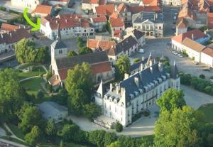 widok z lotu ptaka na duży budynek w mieście w obiekcie Chambres Privées des HAMY au coeur du parc national w mieście Arc-en-Barrois