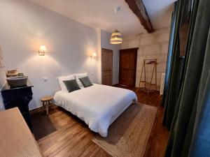 sypialnia z białym łóżkiem i drewnianą podłogą w obiekcie Chambres Privées des HAMY au coeur du parc national w mieście Arc-en-Barrois +37 zdjęć