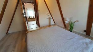Posteľ alebo postele v izbe v ubytovaní Holiday home in Balatonmariafürdo 43118