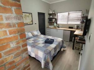 sypialnia z łóżkiem i ceglaną ścianą w obiekcie Platform 162 w Kapsztadzie