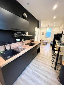 a kitchen with a sink and a counter top at APPARTEMENT 1 CHAMBRE AVEC ENTREE INDIVIDUEL in Chalon-sur-Saône