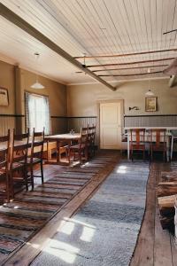 ein Esszimmer mit einem Tisch und Stühlen in der Unterkunft Taattisten Tila - Taattinen Farm and Cottages in Naantali