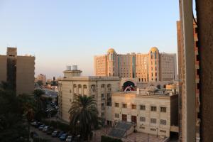 vistas a una ciudad con edificios y coches en Apartment at Milsa Nasr City Building No 8, en El Cairo