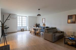 a living room with a couch and a table at Chez Mat et Gab proche centre ville in Saumur
