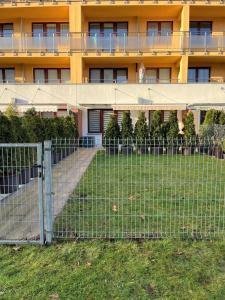 Vonkajšia záhrada v ubytovaní Al-Dom Apartamenty Wiśniowy Ogród z garażem