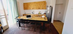una cucina con un tavolo con un computer portatile sopra di Bee Hostel Paphos a Paphos