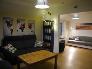 ein Wohnzimmer mit einem Sofa und einem Couchtisch in der Unterkunft Ferienhaus am Nordseedeich in Alleinlage in Hooksiel