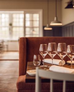 un grupo de copas de vino sentado en una mesa en Arnbjerg Pavillonen en Varde