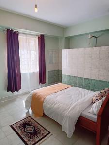 - une chambre avec un grand lit et une fenêtre dans l'établissement Sislink Hotel, à Nairobi