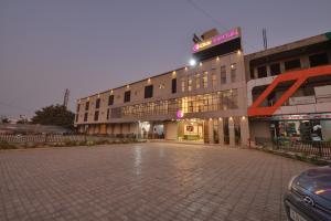 pusty parking przed budynkiem w obiekcie Click Hotel Tulsi Jamnagar w mieście Jamnagar