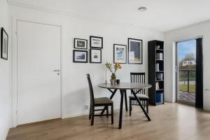 Photo de la galerie de l'établissement Moderne leilighet - nært flyplass - lader for elbil, à Råholt 5 autres photos