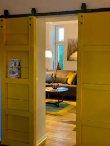 przesuwanymi drzwiami do salonu z kanapą w obiekcie Auszeit w mieście Große Mühle