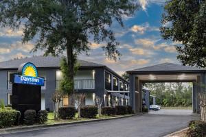 Days Inn by Wyndham Pensacola I-10 في بينساكولا: إطلالة على يوم نزل nigara على مبنى البحيرة