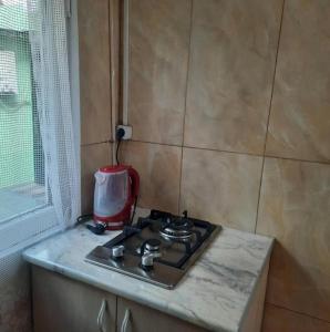 cocina con fogones y licuadora en una encimera en Guest House Natia en Tiflis