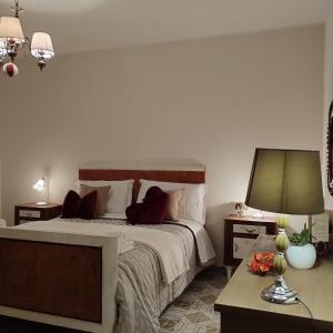 LenolaにあるPetalo Rosso b&bのベッドルーム1室(ベッド1台、ランプ付きテーブル付)