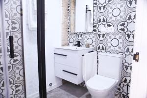 A bathroom at Apartamentos BocairentHomes, en pleno centro de Bocairent, con pequeña piscina y parking privado
