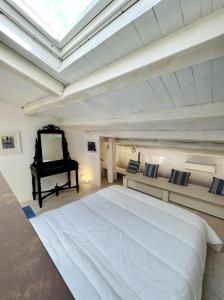 - une chambre avec un grand lit blanc et un piano dans l'établissement Casa della Ghiacciaia, à Capo dʼOrlando